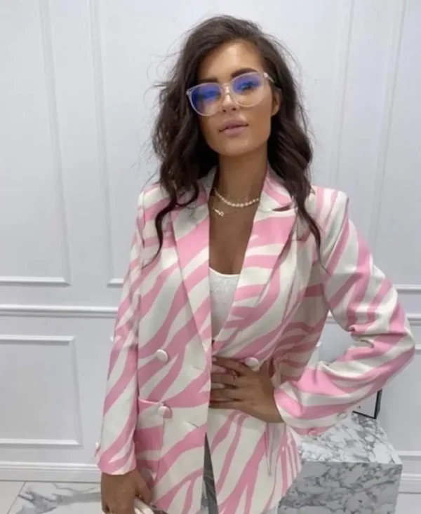 بليزر نسائي بطباعة الزبرّة — قطعة جريئة تزيِّن إطلالتك بالأناقة - الصورة 2